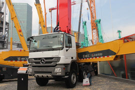 柳工奔馳底盤(pán)泵車(chē)